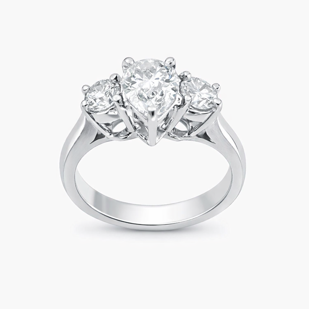 Anel de Noivado Três Pedras com Diamante Central de 1 ct