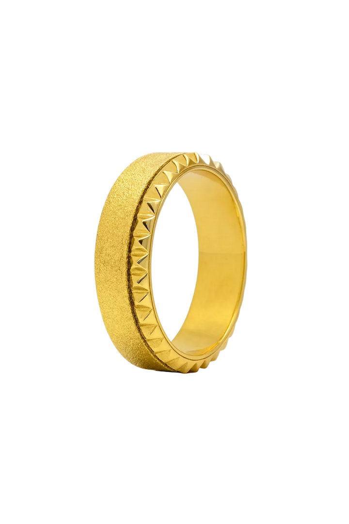 18K Gold Wedding Band with Matte Finish and Pyramid Edge – 6.5mm